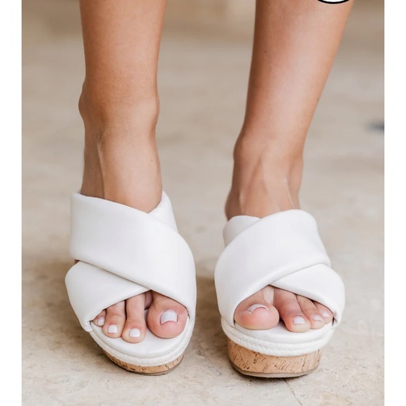 Pink Lily white wedge sandals - Picture 4 of 4